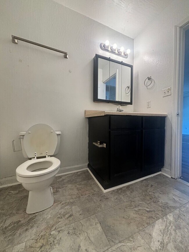 Foto del edificio - Beautiful 4 bedroom 2 bath house available...