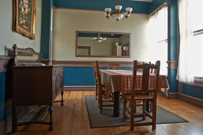 Building Photo - 131 Coleridge St