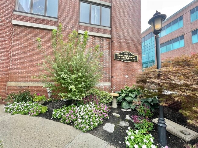 Building Photo - 128 Warren St