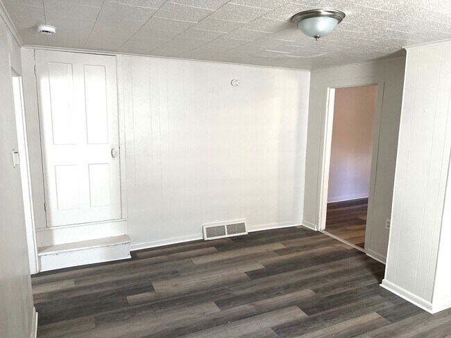 Foto del edificio - Coming Soon! First Floor Apartment with Bo...