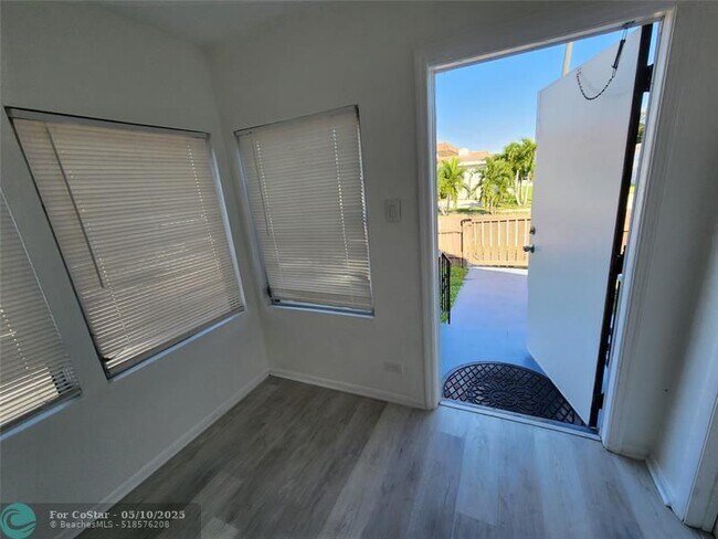 Building Photo - 2466 Lincoln St