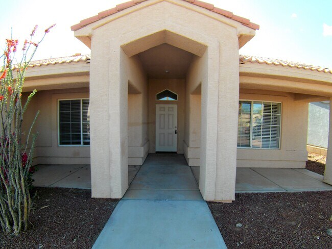 Building Photo - 5637 Club House Dr