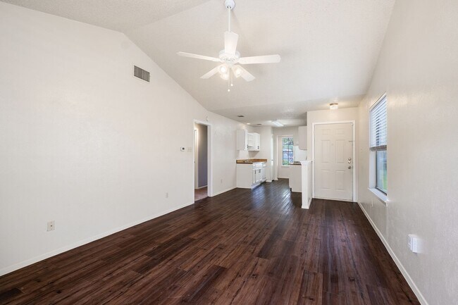 Foto del edificio - 2 Bedroom, 1 Bath Duplex with 1 Car Garage...