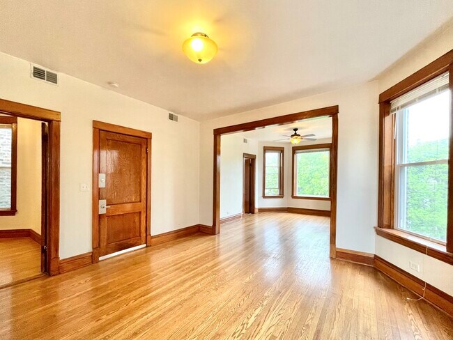 Foto del edificio - 3319 W Pierce Ave