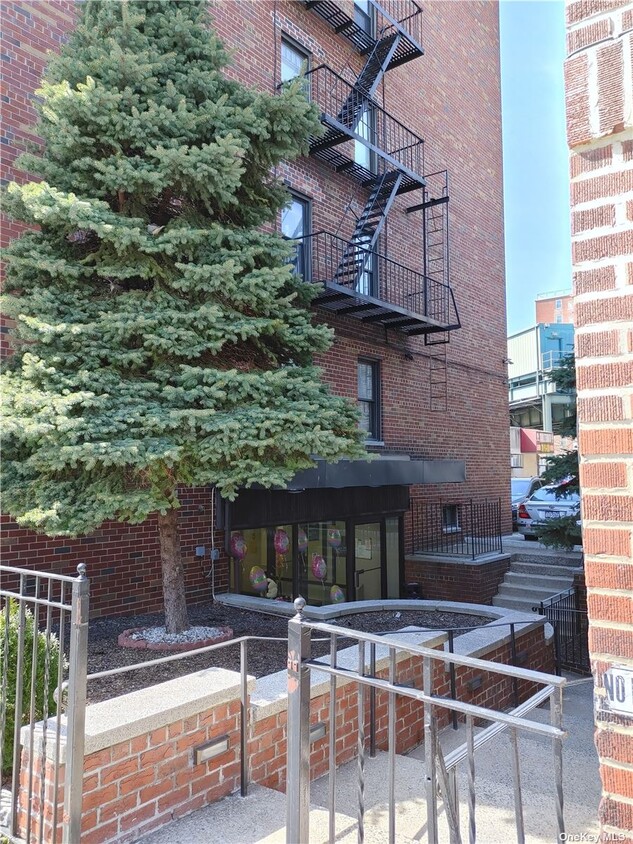 Primary Photo - 1725 Edison Ave