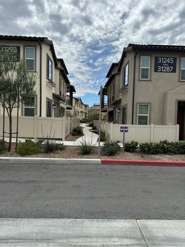 Foto principal - 2 Bed/2.5 Bath, South Temecula Townhome