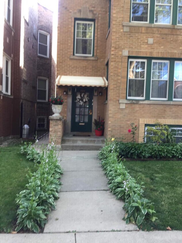 Building Entrance - 2920 N Harding Ave