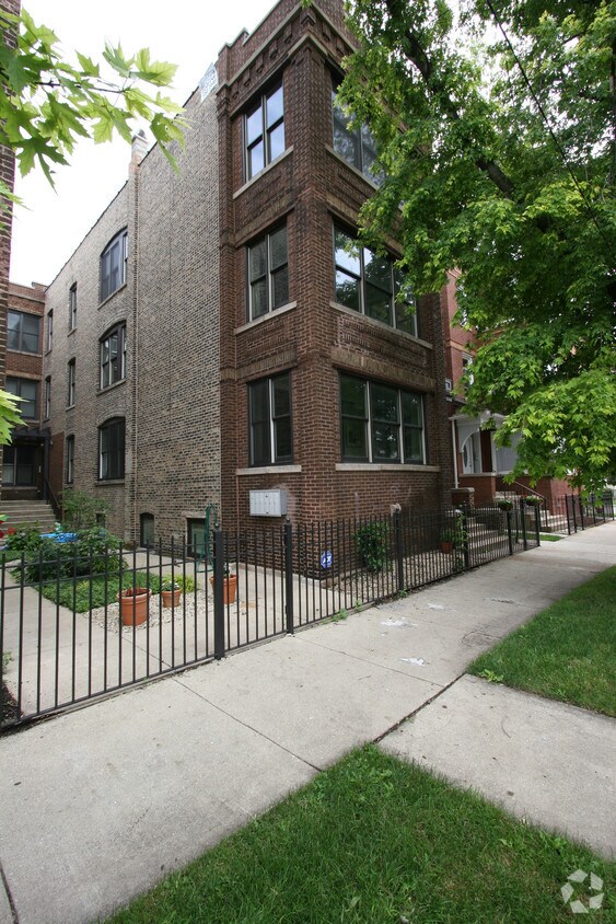 Building Photo - 2736 W Cortland St