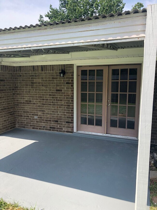 Building Photo - *250 Off First Month's Rent Move In Specia...