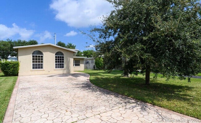 Building Photo - Beautiful home in quiet neighborhood