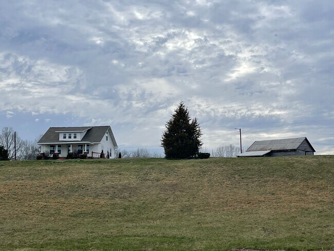Building Photo - Farm House in Kuttawa