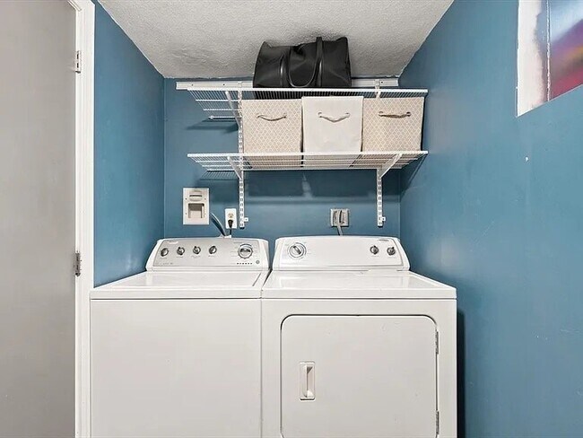 Foto del edificio - 52 Oak Ridge Cir