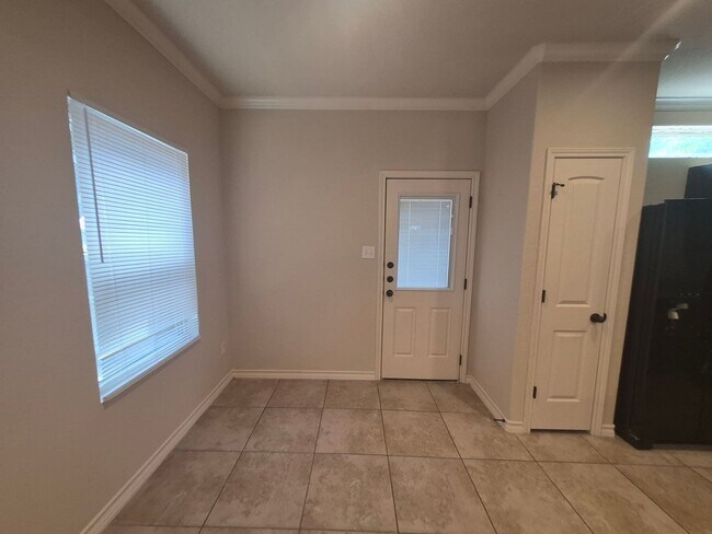 Foto del edificio - 6858 Lakeview Dr.