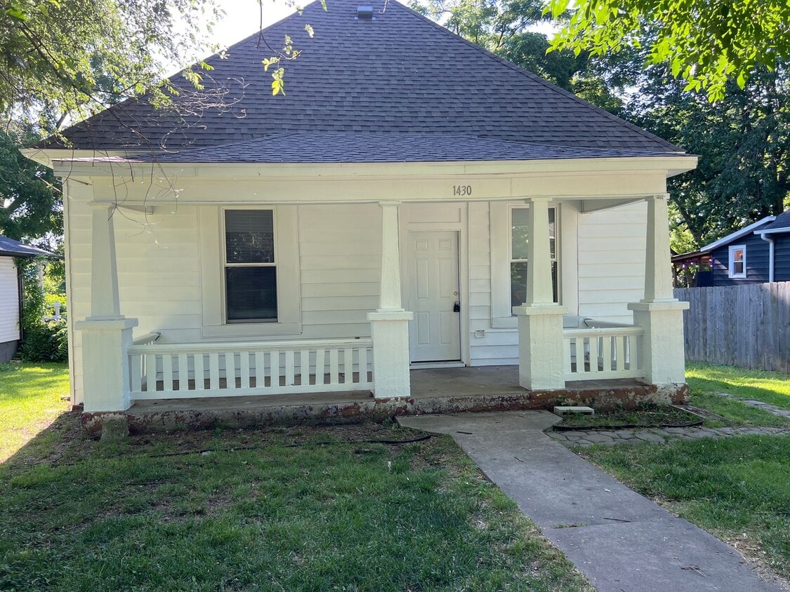 Primary Photo - Recently updated 2 Bedroom 1 Bathroom home...