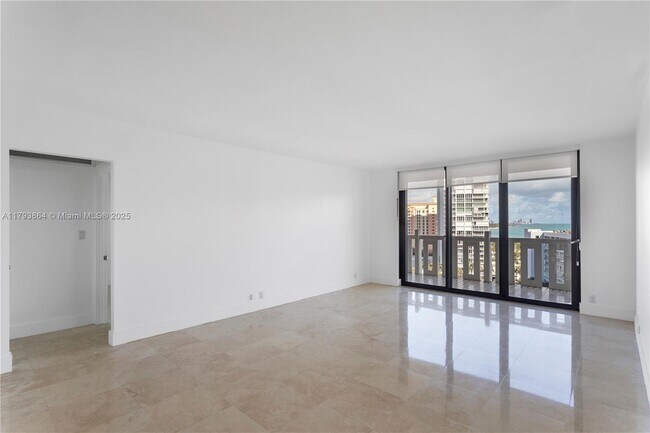 Foto del edificio - 1121 Crandon Blvd