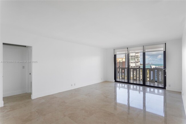 Building Photo - 1121 Crandon Blvd