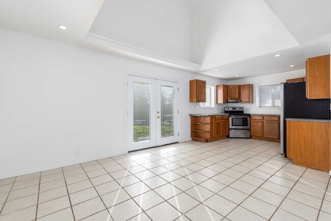 Building Photo - Escape to this charming home in the Shorec...