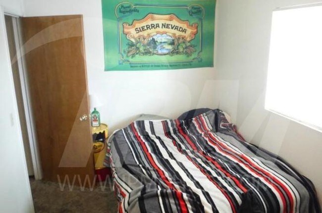 Building Photo - 427 Oak St