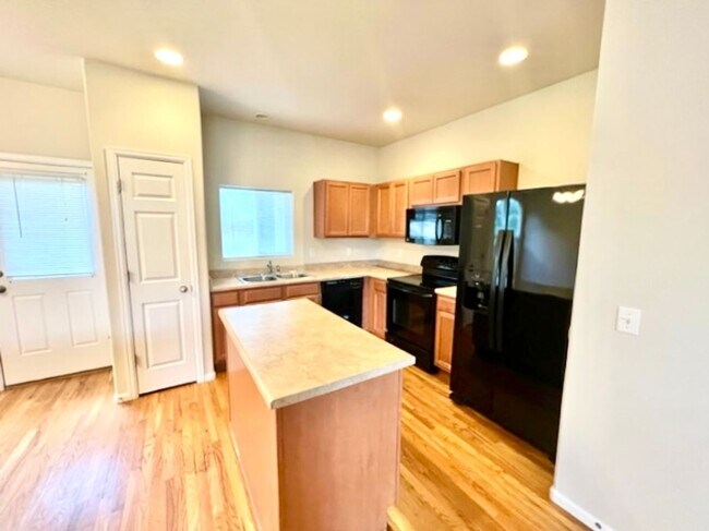 Foto del edificio - Centrally Located Townhouse Available!