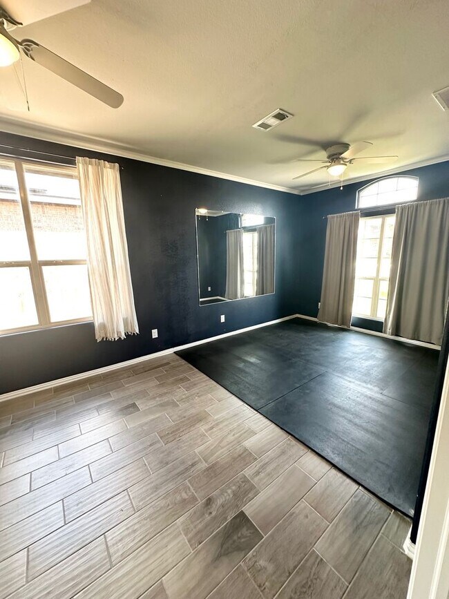 Building Photo - 4 Bed 2 Bath W/ BONUS ROOM Ready to Rent A...