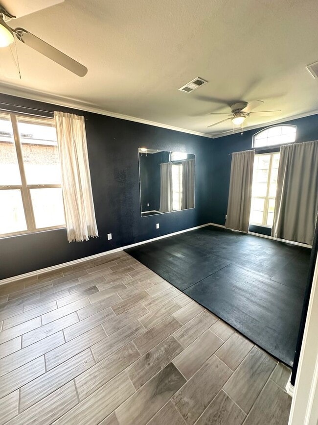 Foto del edificio - 4 Bed 2 Bath W/ BONUS ROOM Ready to Rent A...