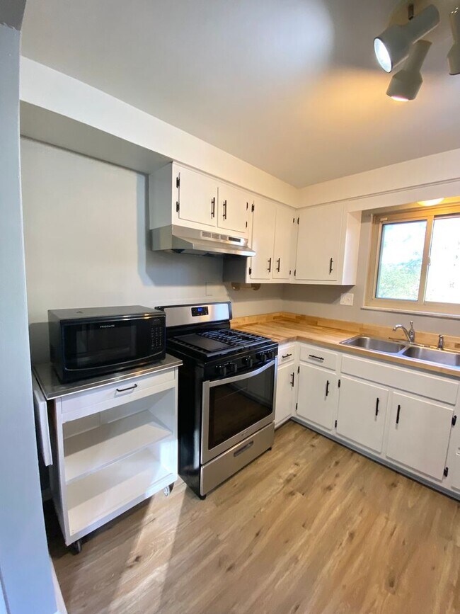 Foto del edificio - Split Level 3 Bed/1.5 Bath Home - Quiet St...