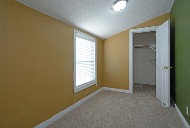 Building Photo - Beautiful Unit in a Vibrant and Historic St. Paul Neighborhood