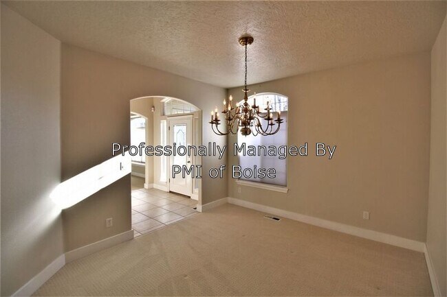 Foto del edificio - 714 E Lake Creek St