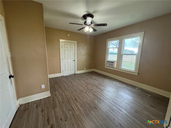 Foto del edificio - 1451 Old Seguin Luling Rd