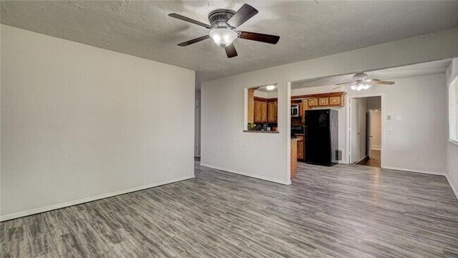 Building Photo - 4 Bed 2 Bath-South Gate Addition of Moore, OK
