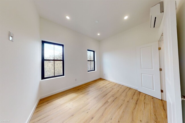 Building Photo - 2 br, 1 bath 4plex - 3945 Lancaster AVE Un...