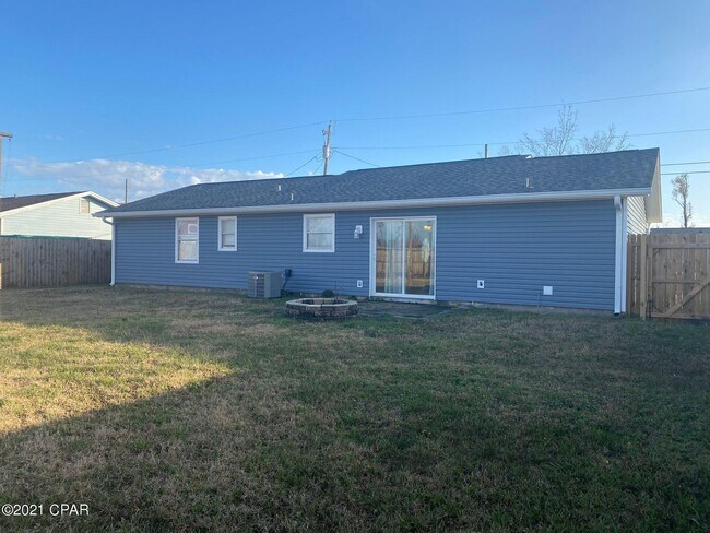 Building Photo - 610 E Pine Forest Dr