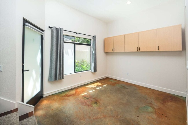 Building Photo - Enjoy the Live/Workspace Life Style Close ...