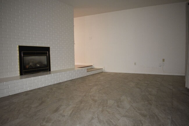 Building Photo - 9120 Thilow Dr