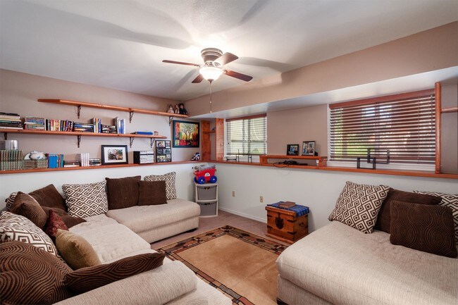 Building Photo - 826 E Tamarack Dr