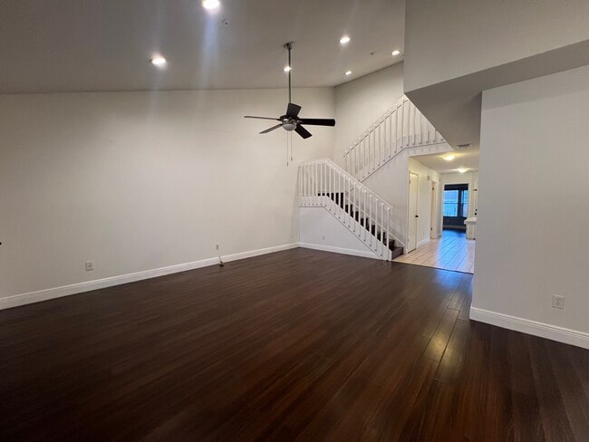Building Photo - 755 Cove Way
