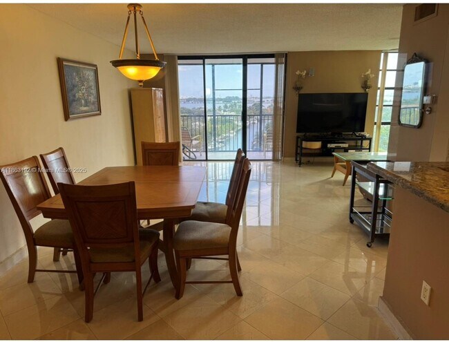 Foto del edificio - 2500 NE 135th St