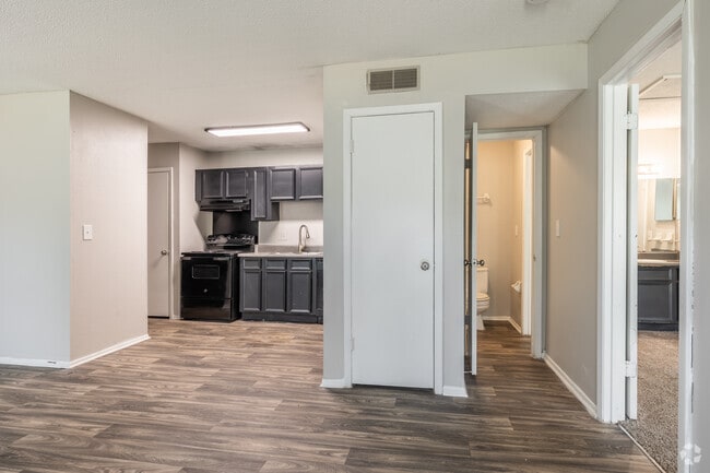 1BR, 1BA - Living Room - Timber Pointe