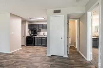 1BR, 1BA - Living Room - Timber Pointe