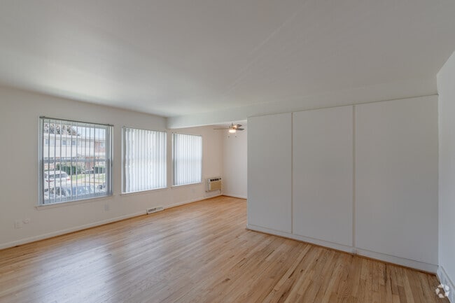 1 habitación, 1 baño, 800 pies cuadrados, sala de estar - Elmsleigh Apartments