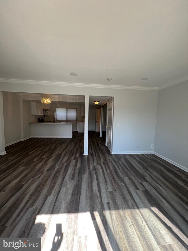 Building Photo - 2461 Glengyle Dr