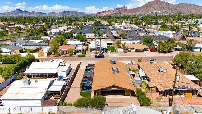 Foto del edificio - 4819 E Cambridge Ave