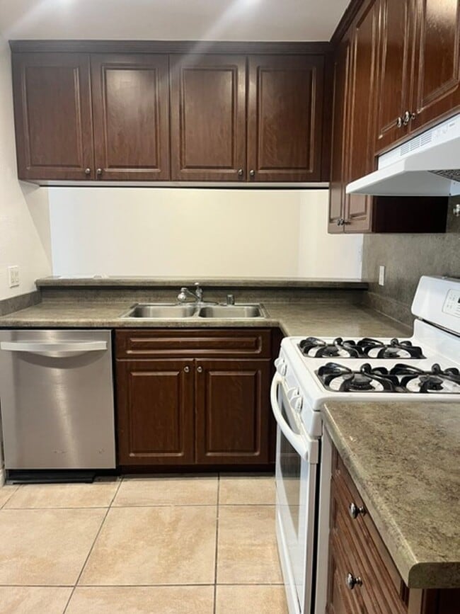 Building Photo - 2758 Bolker Dr