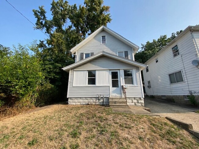 Building Photo - Roomy Goodyear Heights 5-Bed with Finished...