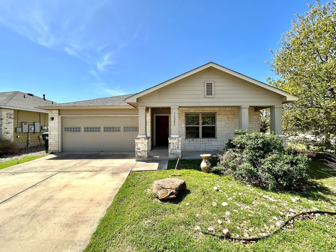 Primary Photo - Refreshing 3 Bed 2 Bath Single Family Home...