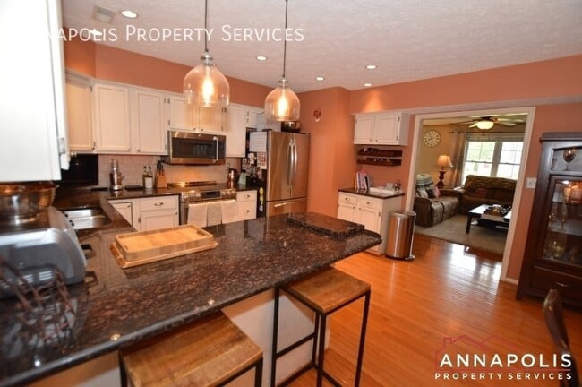 Building Photo - 714 old love point road