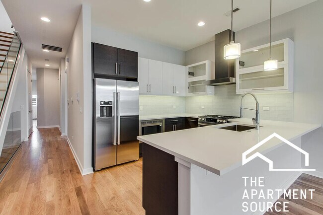Building Photo - 2057 N Mozart St