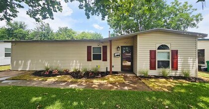 Building Photo - 902 Jardin Dr
