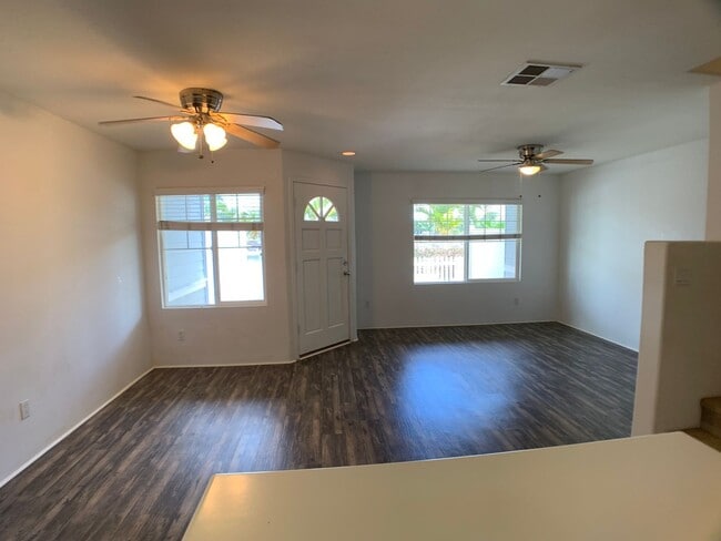 Foto del edificio - 3 bedrooms with A/C & 2 car garage in Ewa Beach (Spinnaker Place Townhome)! First showing is 12/1...