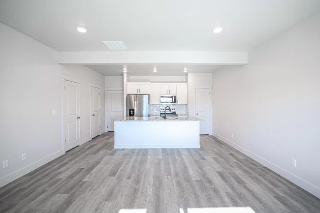 Building Photo - 335 1580 E